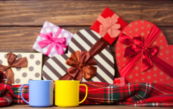 Dva šálek kávy a svátky dárků na pozadí. — Stock fotografie