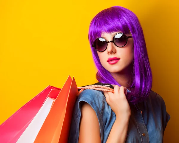 Ženy s fialovými vlasy s nákupní tašky. — Stock fotografie