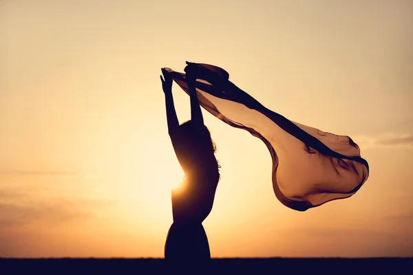 Ženy s tkaninou na sunset. — Stock fotografie