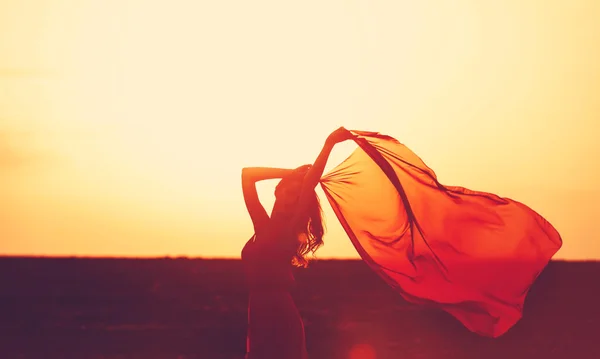 Mujeres con tela al atardecer . —  Fotos de Stock