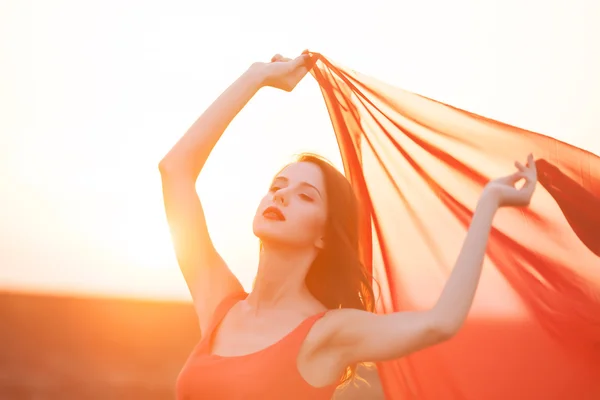 Donne con tessuto al tramonto . — Foto Stock