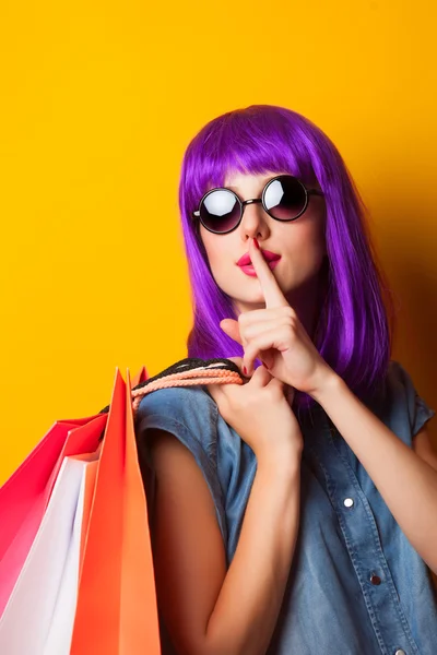 Nő, lila haj a bevásárló szatyrok. — Stock Fotó