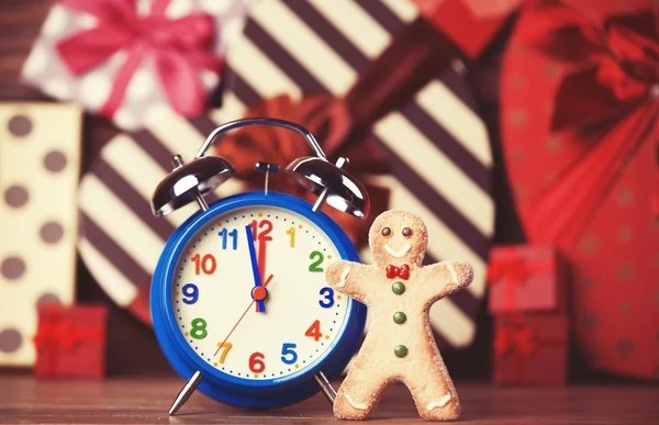 Cookie man and alarm clock — Stock Photo, Image