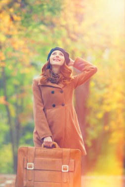 Kızıl saçlı kız çanta sonbahar açık