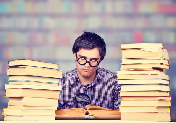 O jovem estudante com os livros isolados . — Fotografia de Stock