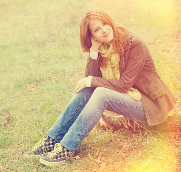 Schöne Mädchen im Herbst im Freien — Stockfoto