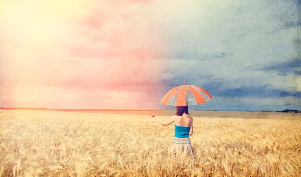 Ruiva menina com guarda-chuva no campo — Fotografia de Stock