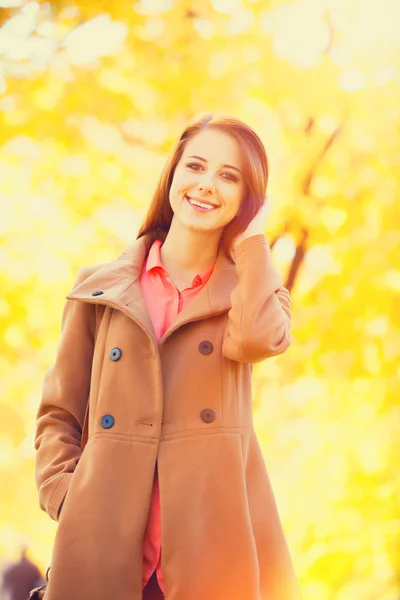 Rotschopf Mädchen im Herbst Park — Stockfoto