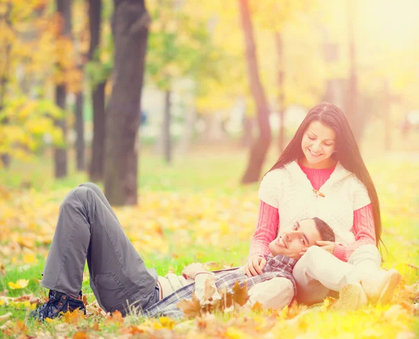 Tiener paar in het park in de herfst tijd — Stockfoto