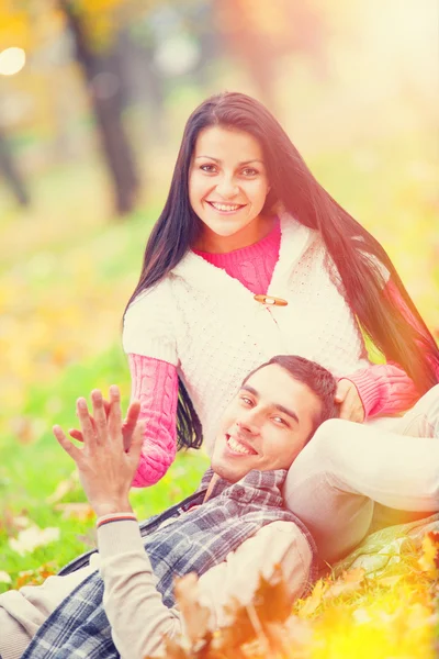 Pareja adolescente en el parque en otoño —  Fotos de Stock