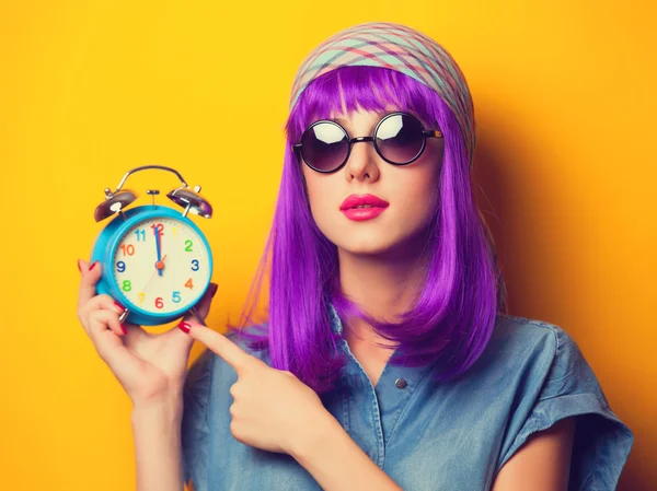 Menina bonita com cabelo violeta em óculos de sol e despertador no — Fotografia de Stock