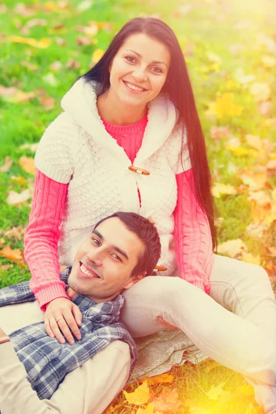 Pareja adolescente en el parque en otoño —  Fotos de Stock