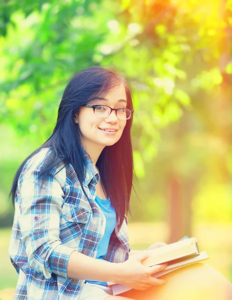 十几岁的女孩与笔记本在公园. — 图库照片