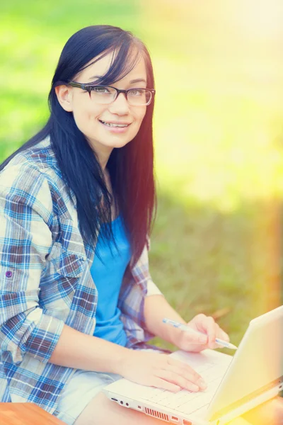 Teen girl with laptop in the park. — Stock Photo, Image