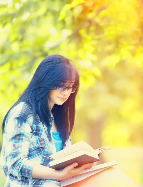 Chica adolescente con cuaderno en el parque . — Foto de Stock