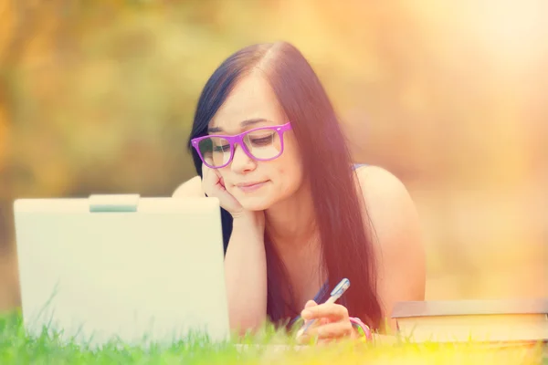 Teen flicka med laptop i parken. — Stockfoto