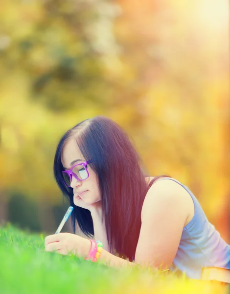 Tiener meisje met laptop in het park. — Stockfoto