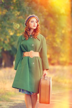 bavul ağaç 's alley, Kızıl saçlı kız.