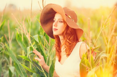 Kızıl saçlı kız Mısır alanında