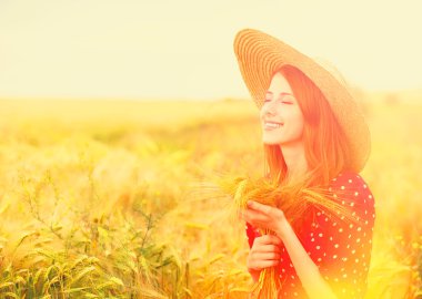 buğday alan, Kırmızı elbiseli kızıl saçlı kız