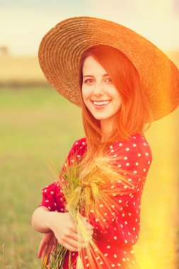 buğday alan, Kırmızı elbiseli kızıl saçlı kız