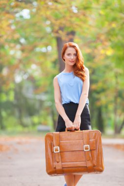 mutlu Kızıl saçlı kız çanta sonbahar Park.