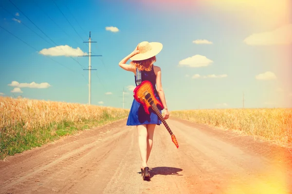 Rock girl avec guitare à la campagne . — Photo