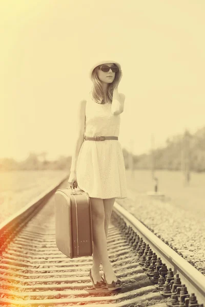 Jeune fille de la mode avec valise aux chemins de fer . — Photo