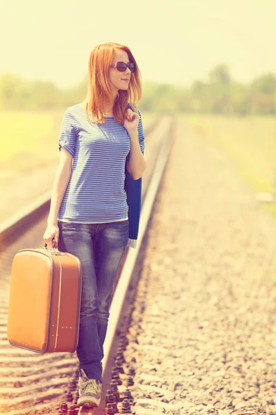 철도에 가방으로 젊은 패션 소녀. — 스톡 사진