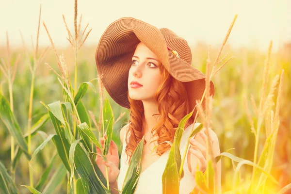 Rousse fille dans maïs champ — Photo