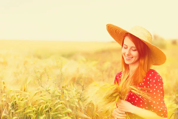 Ragazza rossa in abito rosso al campo di grano — Foto Stock