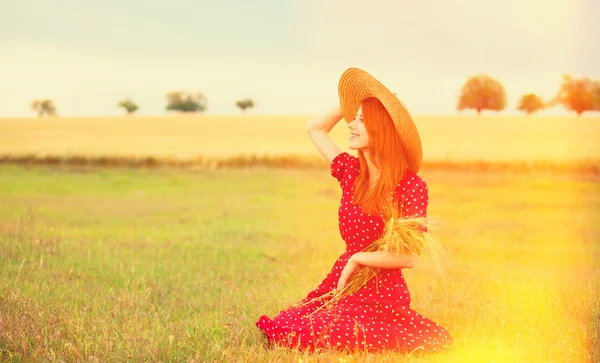 Rude dziewczynki w czerwonej sukience w polu pszenicy — Zdjęcie stockowe