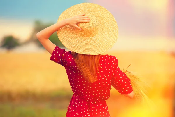 Ragazza rossa in abito rosso al campo di grano — Foto Stock