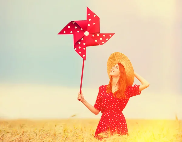 Oyuncak rüzgar türbini ile Kızıl saçlı kız — Stok fotoğraf