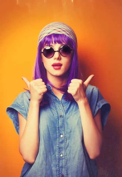 Menina bonita com cabelo violeta em óculos de sol no backgrou amarelo — Fotografia de Stock