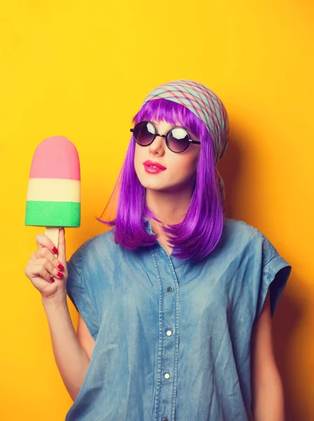 Hermosa chica con pelo violeta en gafas de sol y helado en y —  Fotos de Stock