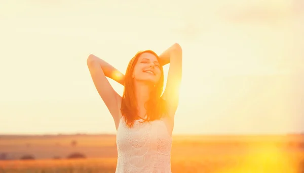 Menina ruiva ao nascer do sol — Fotografia de Stock