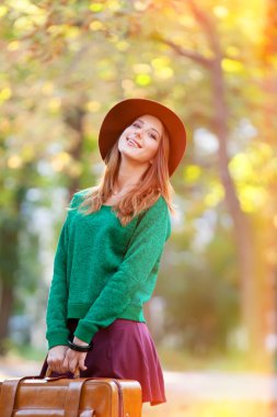 güzel kızıl saçlı kız parkta çanta.