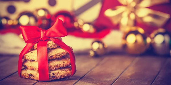 Galletas con regalos de Navidad en mesa de madera —  Fotos de Stock