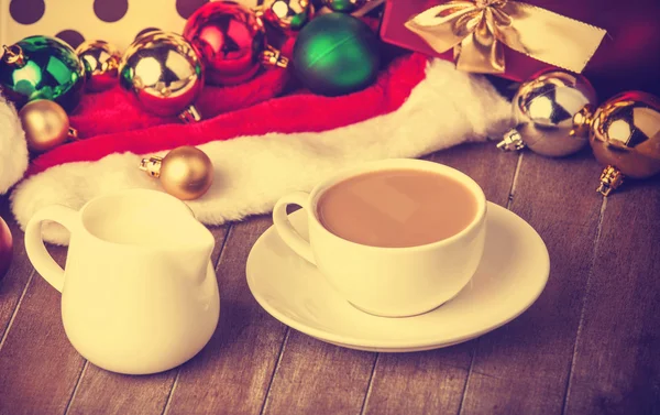 Tasse Kaffee und Geschenke im Hintergrund — Stockfoto