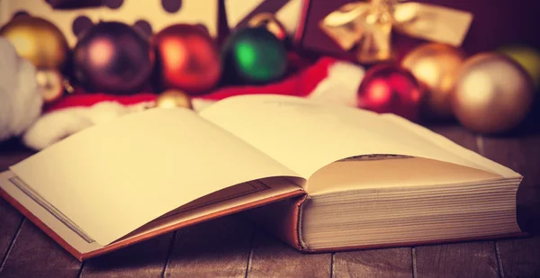 Livre et cadeaux de Noël — Photo