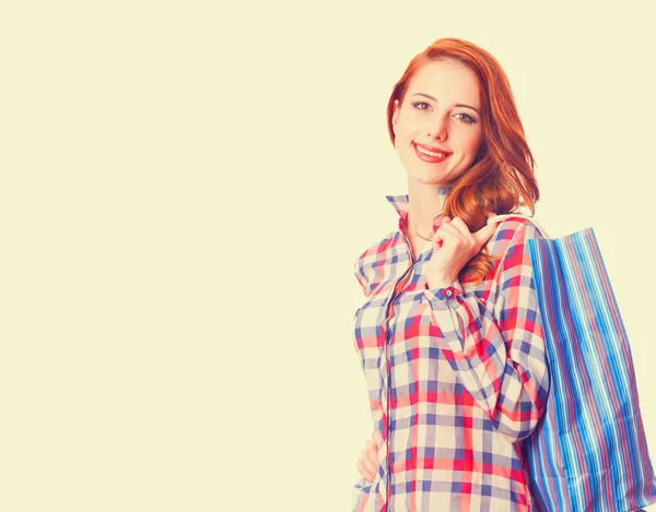 Kobieta trzyma torby na zakupy i uśmiechając się — Zdjęcie stockowe