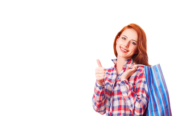 Mujer sosteniendo bolsas de compras y sonriendo — Foto de Stock