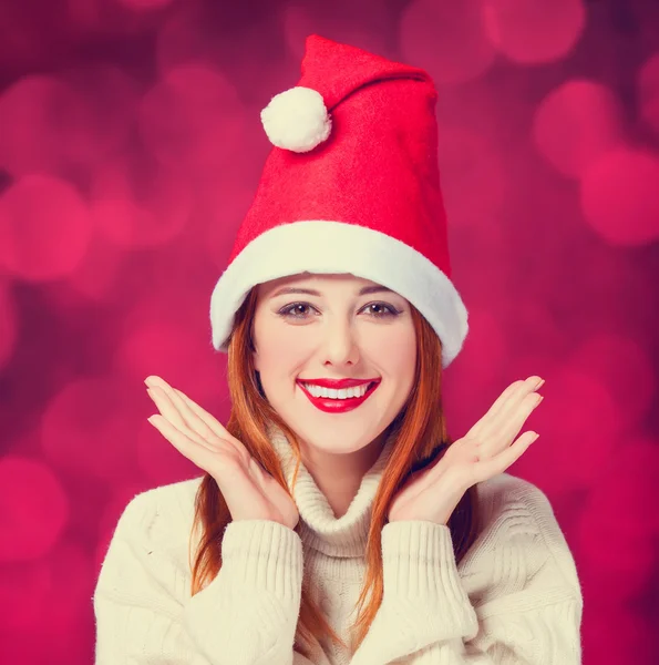 Κοκκινομάλλα κοπέλα με καπέλο Χριστούγεννα — Φωτογραφία Αρχείου