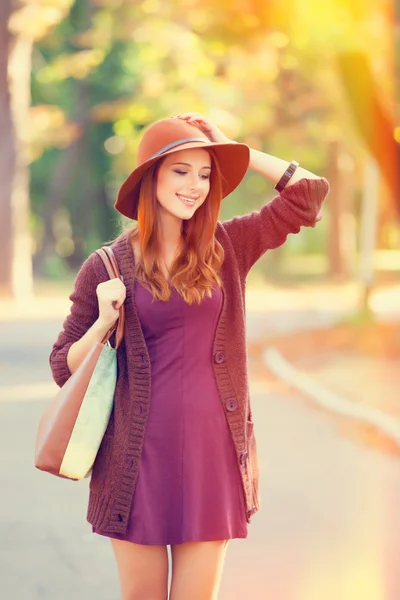 Pelirroja con sombrero en el parque de otoño . — Foto de Stock