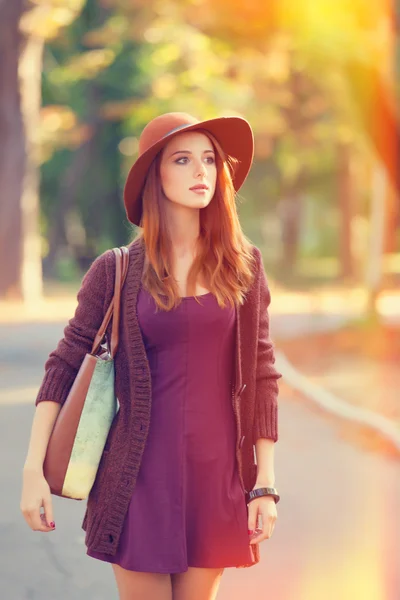 Rudowłosy dziewczyna w kapeluszu w parku jesień. — Zdjęcie stockowe