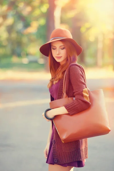 Fille rousse en chapeau dans le parc d'automne . — Photo