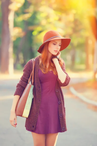 Sonbahar Park şapkalı Kızıl saçlı kız. — Stok fotoğraf