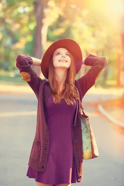 Pelirroja con sombrero en el parque de otoño . — Foto de Stock