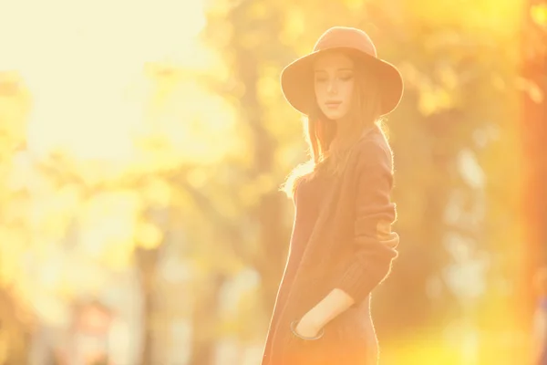 Ruiva menina de chapéu no parque de outono . — Fotografia de Stock